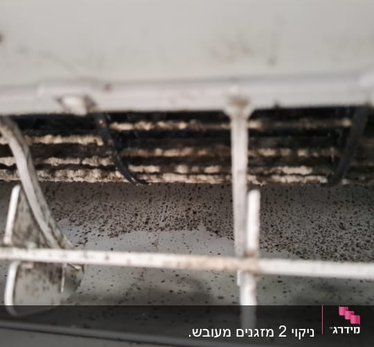 תקריב של מזגן מלוכלך עם אבק ולכלוך